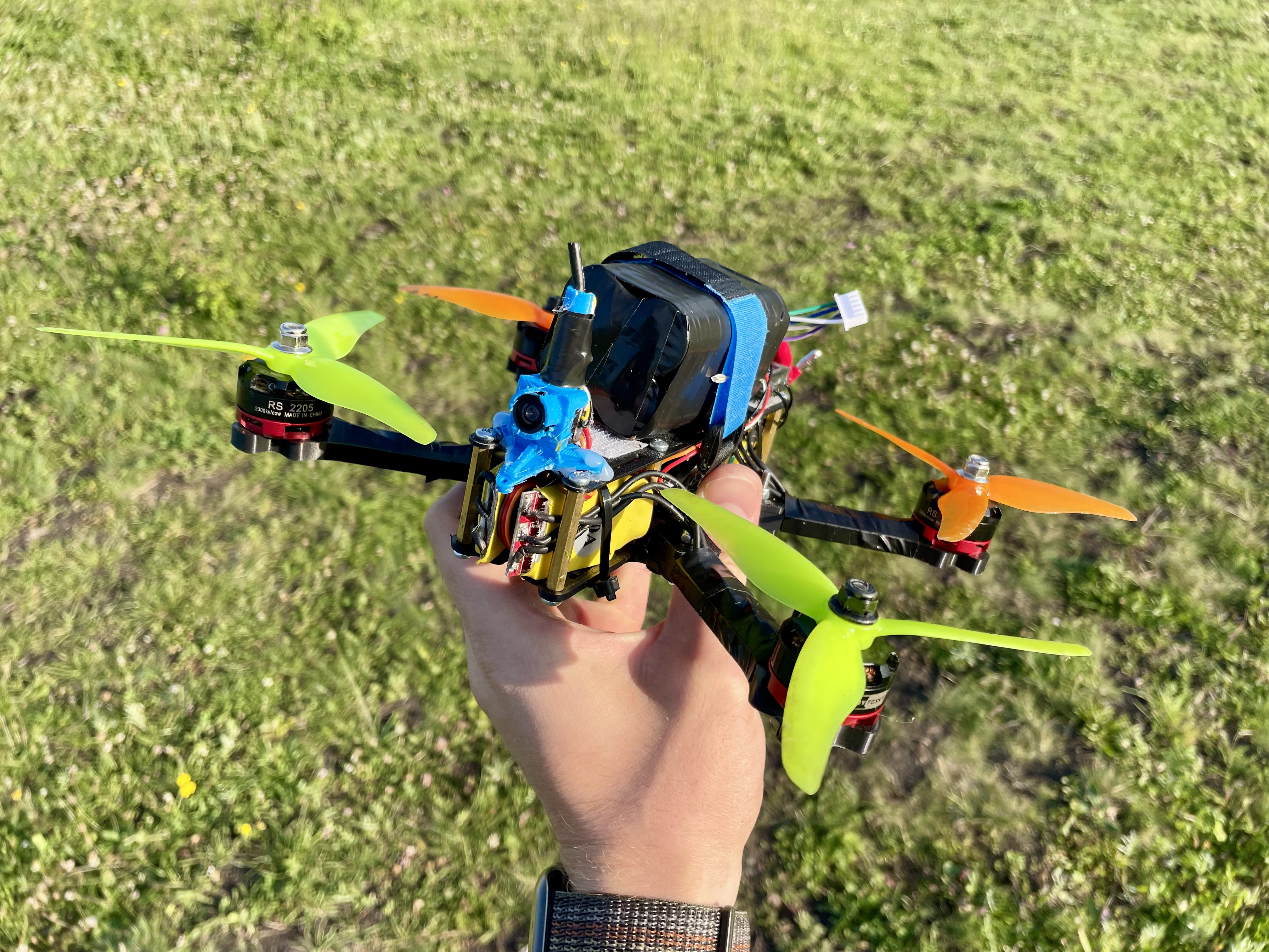 Primul zbor cu Vector X5 Explorer — câmp deschis